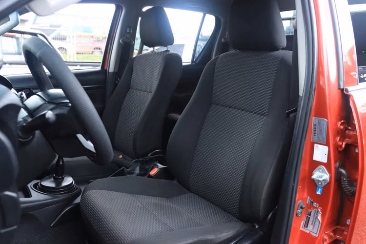 TOYOTA HILUX AÑO 2024 DX FULL EQUIPO CON AC 2.4 6TA MT UNICO DUEÑO