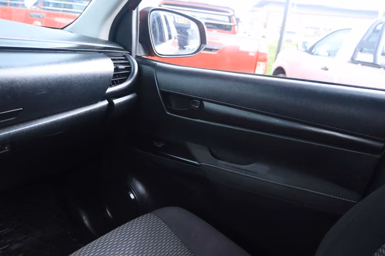 TOYOTA HILUX AÑO 2024 DX FULL EQUIPO CON AC 2.4 6TA MT UNICO DUEÑO