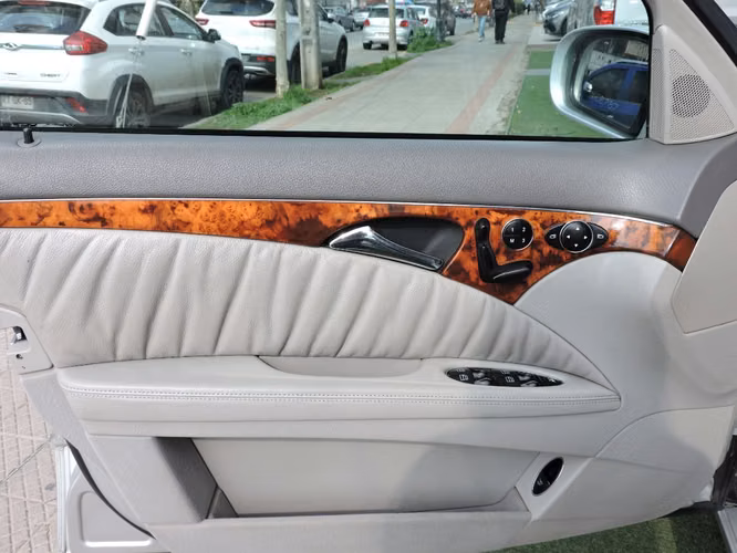 MERCEDES-BENZ E320  2005