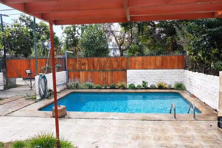 Casa en vitacura: piscina, terraza y quincho