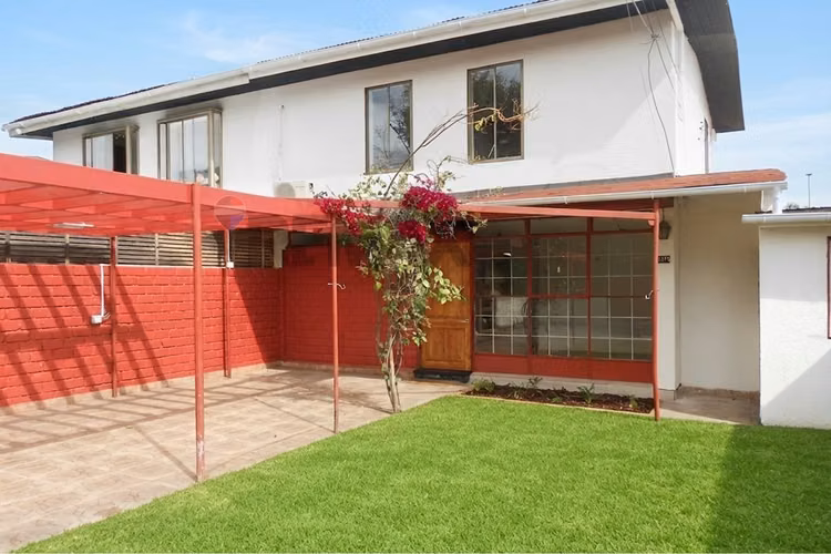 Casa en vitacura: piscina, terraza y quincho