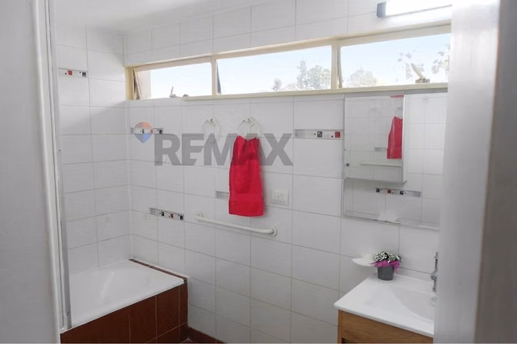 Casa en vitacura: piscina, terraza y quincho