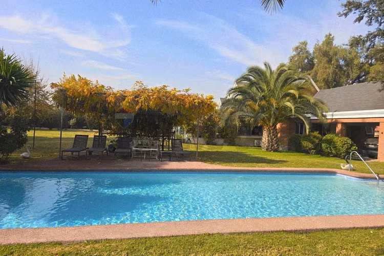 Venta casa inglesa, 2 quinchos, piscina, sauna