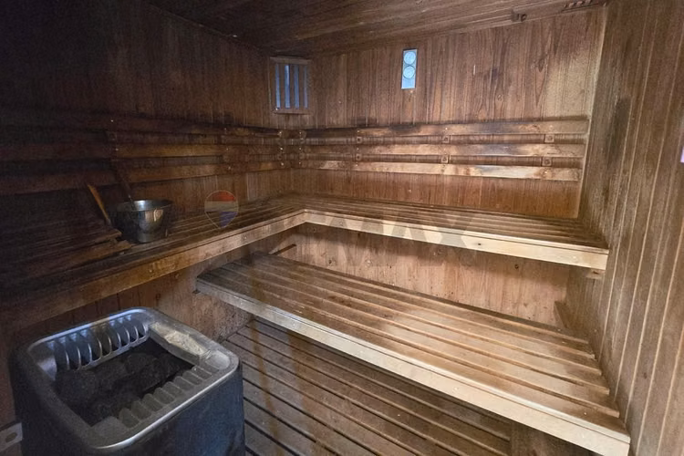 Venta casa inglesa, 2 quinchos, piscina, sauna