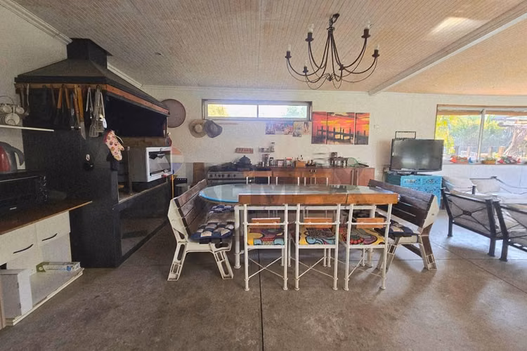 Venta casa inglesa, 2 quinchos, piscina, sauna