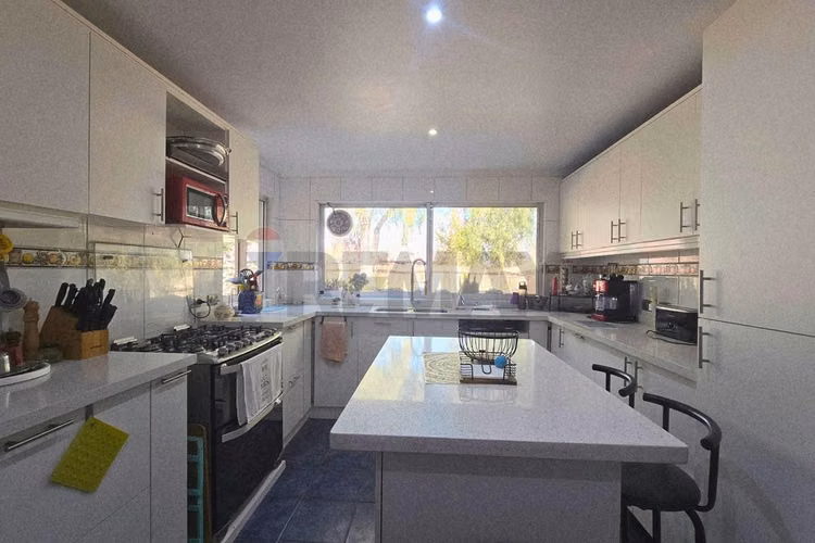 Venta casa inglesa, 2 quinchos, piscina, sauna