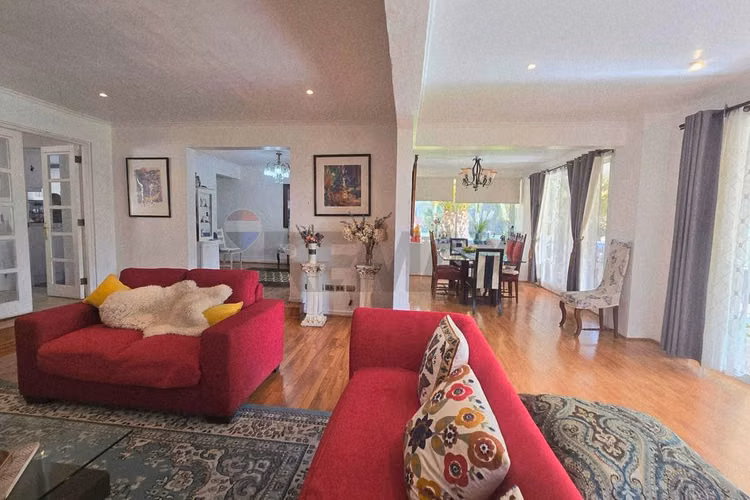 Venta casa inglesa, 2 quinchos, piscina, sauna
