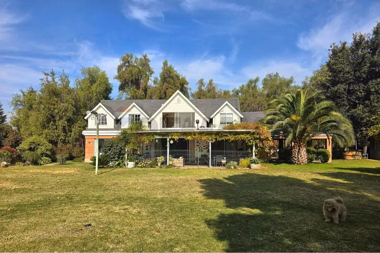 Venta casa inglesa, 2 quinchos, piscina, sauna