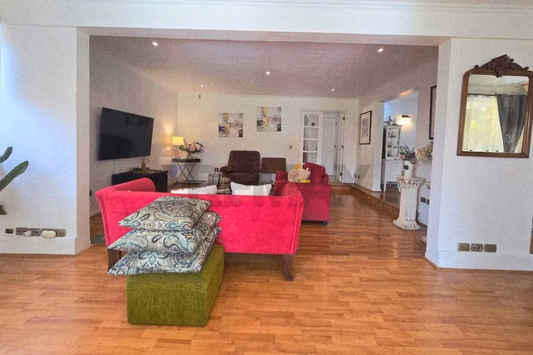 Venta casa inglesa, 2 quinchos, piscina, sauna