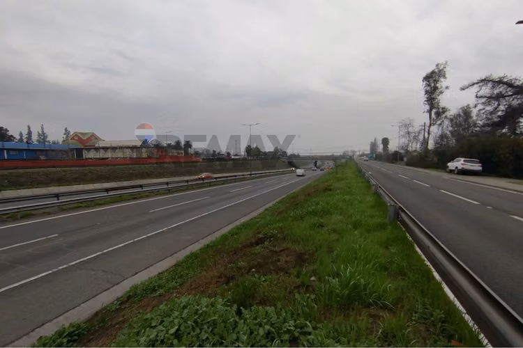 Terreno uso comercial a un costado de caletera