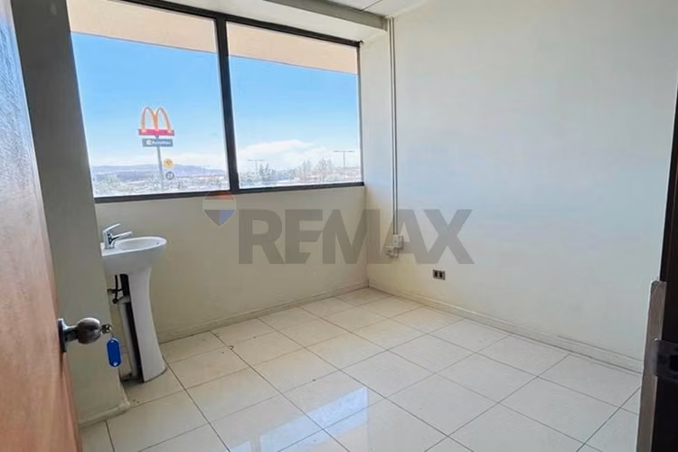 Amplia oficina en arriendo - Imagen 4