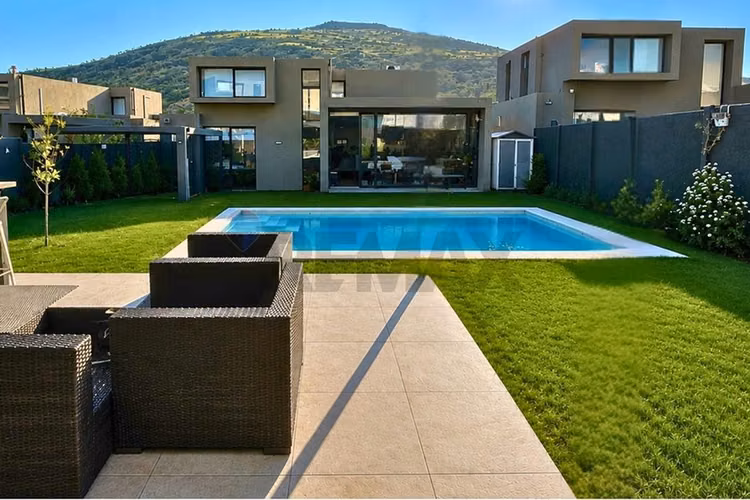 Única 4d + serv, piscina y quincho, piedra roja