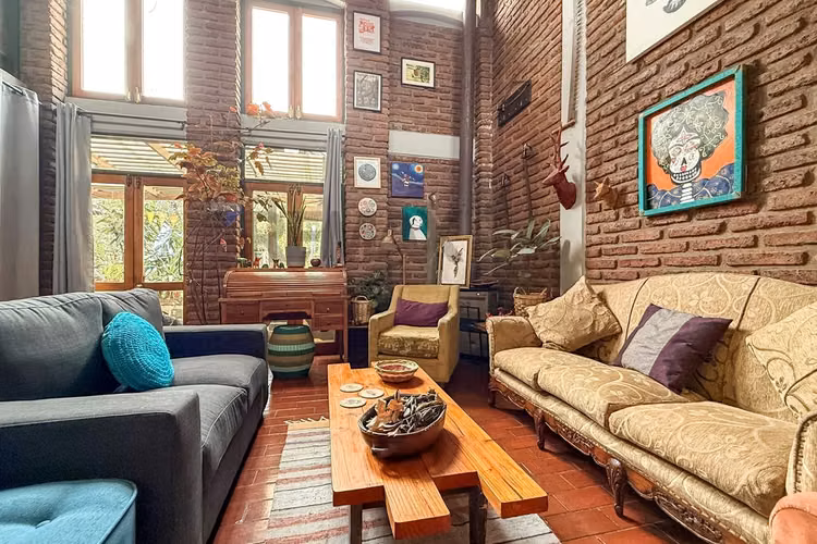 Casa exclusiva en condominio, la reina alta