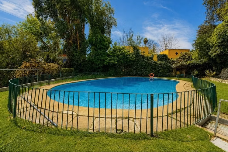Casa exclusiva en condominio, la reina alta