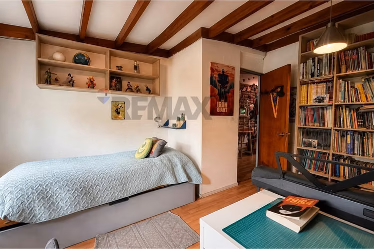Casa exclusiva en condominio, la reina alta
