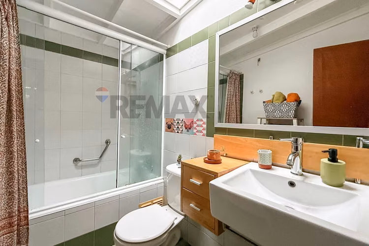 Casa exclusiva en condominio, la reina alta