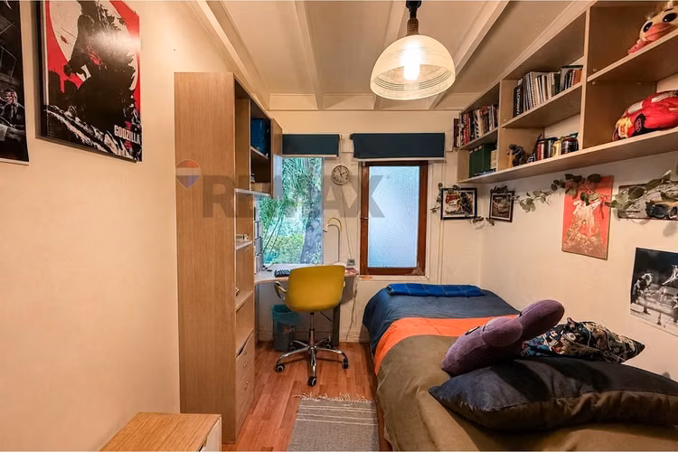 Casa exclusiva en condominio, la reina alta