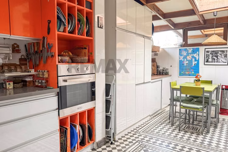 Casa exclusiva en condominio, la reina alta