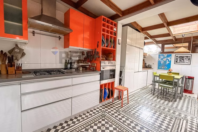 Casa exclusiva en condominio, la reina alta
