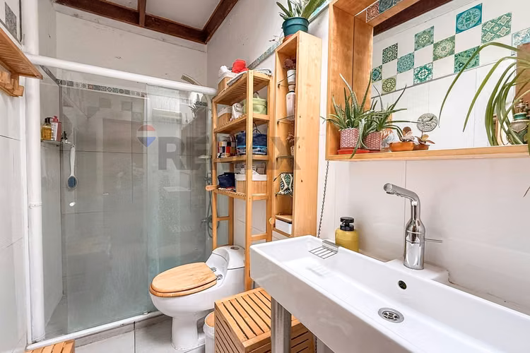 Casa exclusiva en condominio, la reina alta