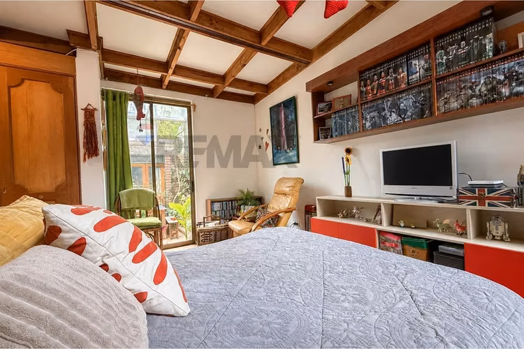 Casa exclusiva en condominio, la reina alta
