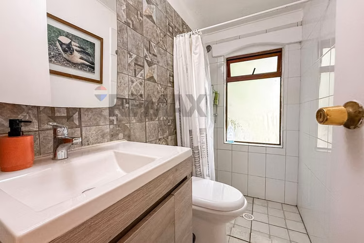 Casa exclusiva en condominio, la reina alta