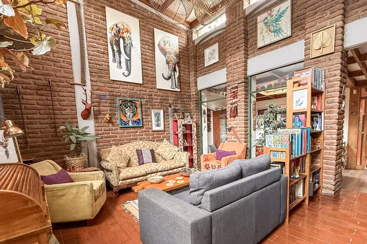 Casa exclusiva en condominio, la reina alta