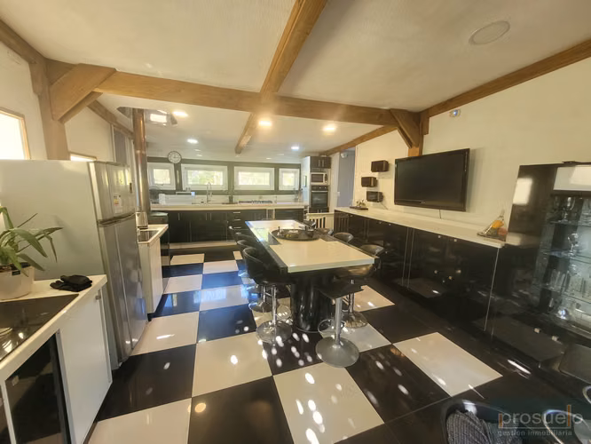 CASA GRANDE EN LINDA PARCELA CON PISCINA Y JARDINES LIMACHE