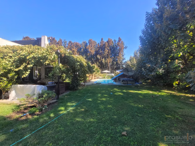 CASA GRANDE EN LINDA PARCELA CON PISCINA Y JARDINES LIMACHE