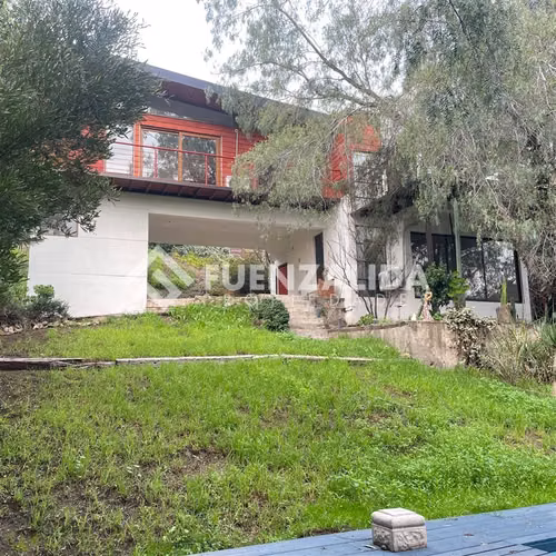 Casa en arriendo de 3 dorm. en condominio cerrado. Chicureo