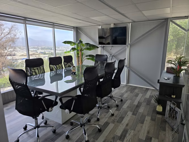 Propiedad Comercial con Bodegas y amplias oficinas. IDEAL EMPRESA COMERCIALIZADORA