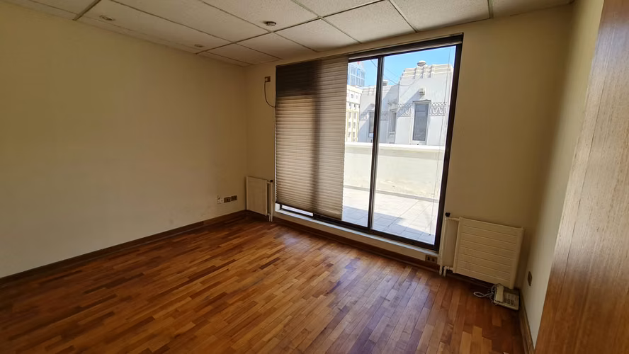 PLENO BARRIO CÍVICO DE SANTIAGO: OFICINA DE 240 M2 EN MORANDE CON HUÉRFANOS