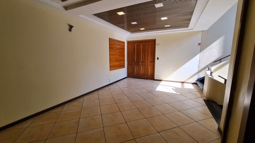 PLENO BARRIO CÍVICO DE SANTIAGO: OFICINA DE 240 M2 EN MORANDE CON HUÉRFANOS