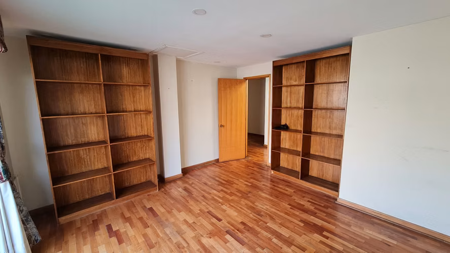 PLENO BARRIO CÍVICO DE SANTIAGO: OFICINA DE 240 M2 EN MORANDE CON HUÉRFANOS