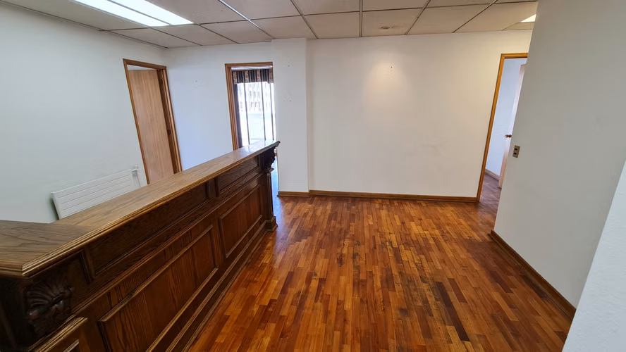 PLENO BARRIO CÍVICO DE SANTIAGO: OFICINA DE 240 M2 EN MORANDE CON HUÉRFANOS