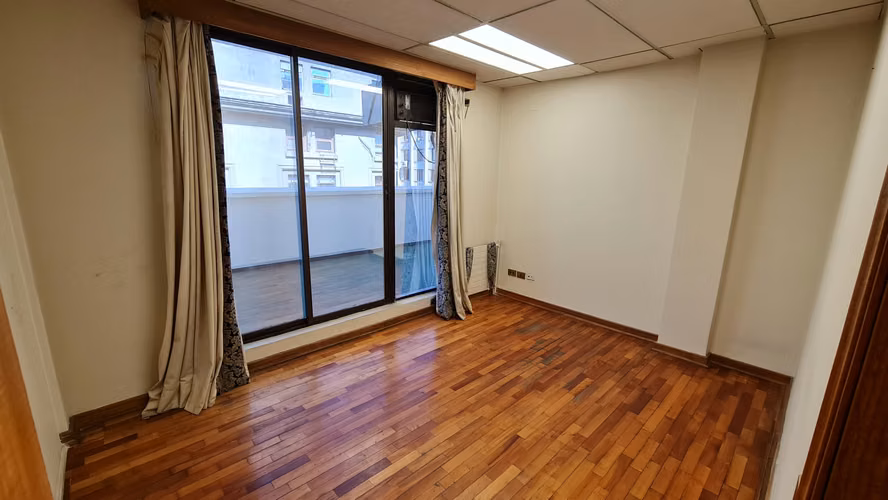 PLENO BARRIO CÍVICO DE SANTIAGO: OFICINA DE 240 M2 EN MORANDE CON HUÉRFANOS