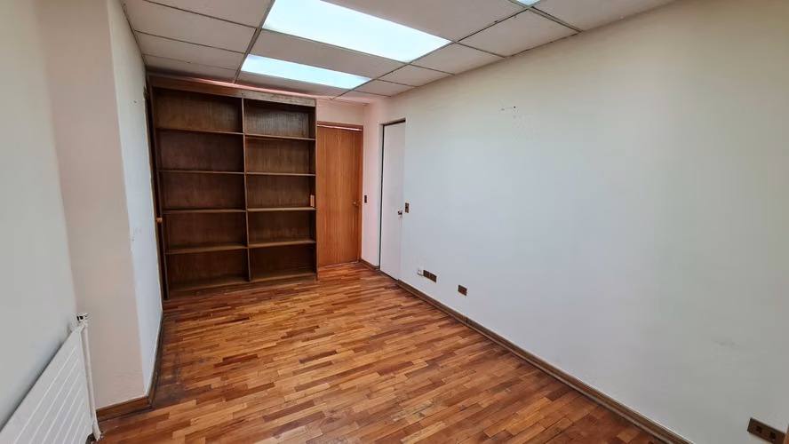 PLENO BARRIO CÍVICO DE SANTIAGO: OFICINA DE 240 M2 EN MORANDE CON HUÉRFANOS