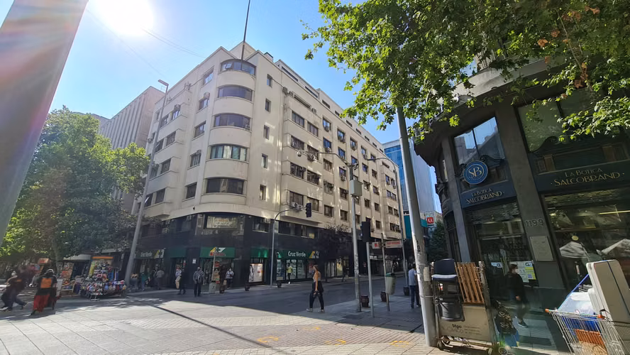 PLENO BARRIO CÍVICO DE SANTIAGO: OFICINA DE 240 M2 EN MORANDE CON HUÉRFANOS