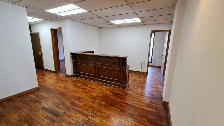 PLENO BARRIO CÍVICO DE SANTIAGO: OFICINA DE 240 M2 EN MORANDE CON HUÉRFANOS