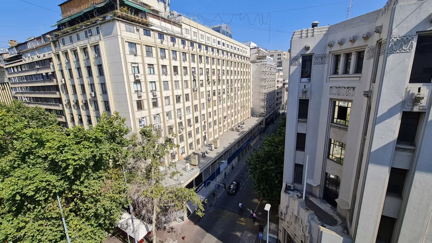 PLENO BARRIO CÍVICO DE SANTIAGO: OFICINA DE 240 M2 EN MORANDE CON HUÉRFANOS