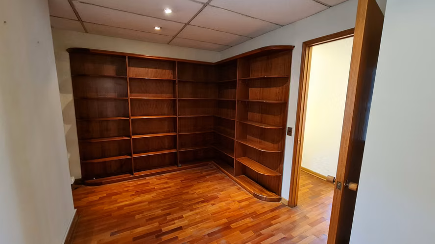 PLENO BARRIO CÍVICO DE SANTIAGO: OFICINA DE 240 M2 EN MORANDE CON HUÉRFANOS