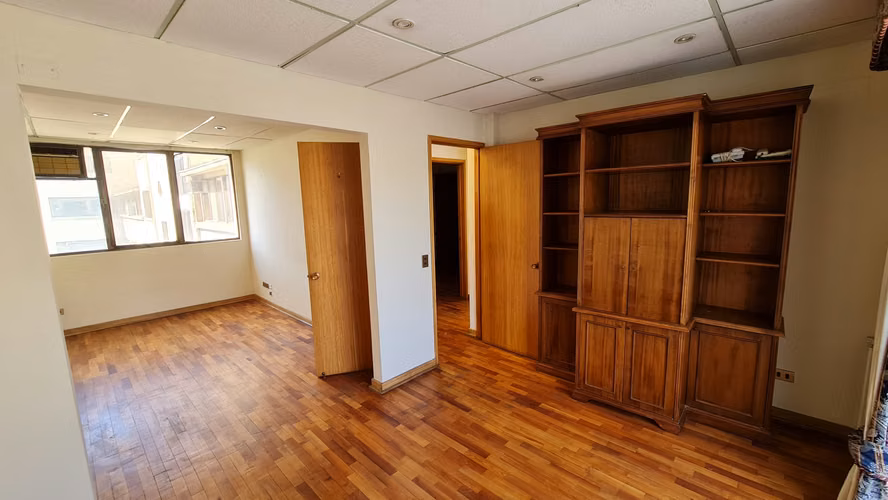 PLENO BARRIO CÍVICO DE SANTIAGO: OFICINA DE 240 M2 EN MORANDE CON HUÉRFANOS