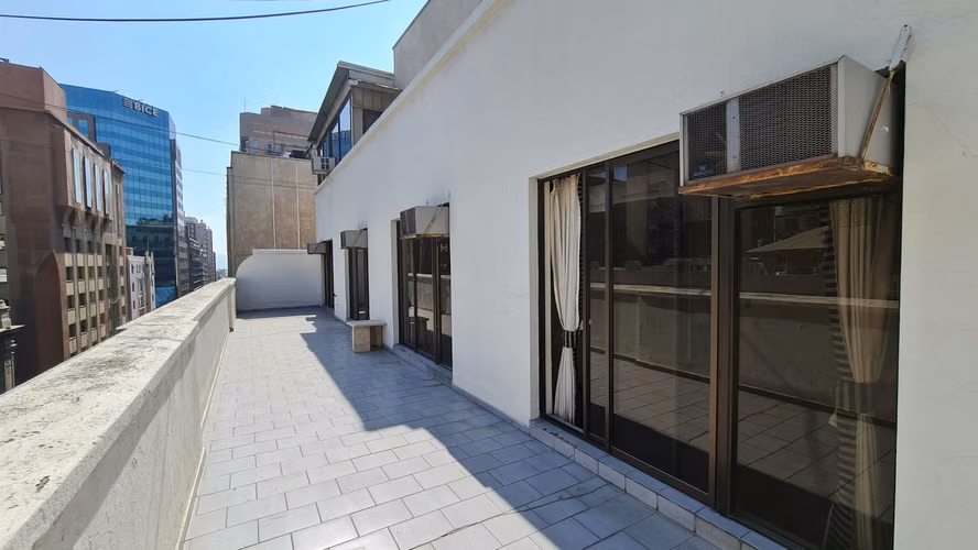 PLENO BARRIO CÍVICO DE SANTIAGO: OFICINA DE 240 M2 EN MORANDE CON HUÉRFANOS