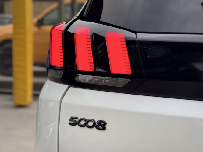 PEUGEOT 5008