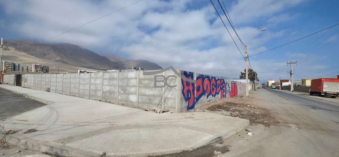 Se vende terreno en esquina. 2.688 m². (178565)