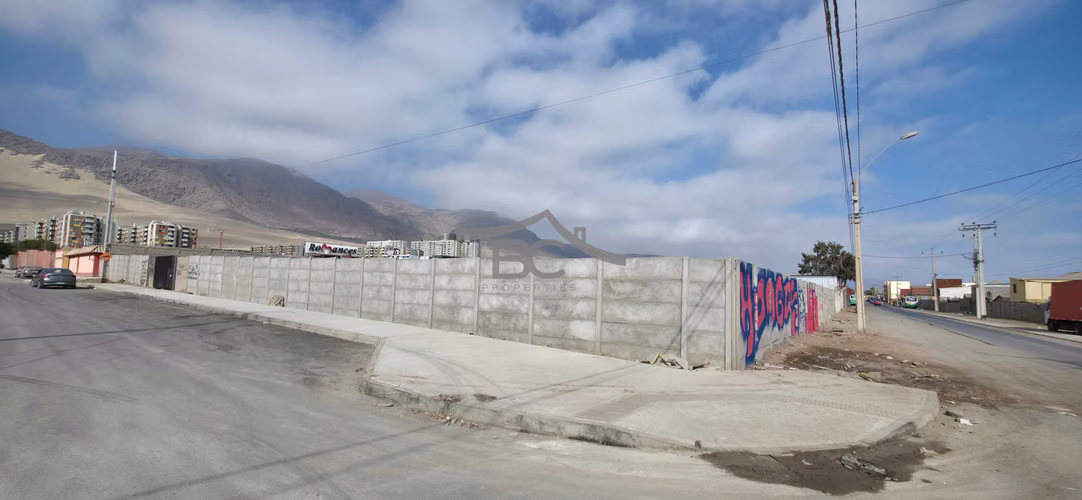 Se vende terreno en esquina. 2.688 m². (178565)
