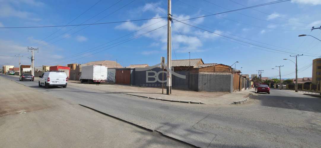 Se vende terreno en esquina. 2.688 m². (178565)