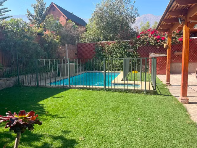 Amplia Casa 4D+3B+Estac+Bodega y Piscina (178573)