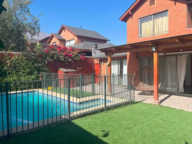 Amplia Casa 4D+3B+Estac+Bodega y Piscina (178573)