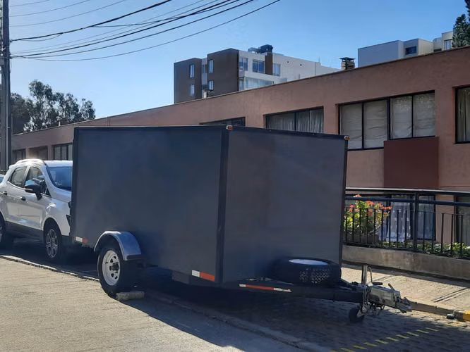 Carro de arrastre cerrado